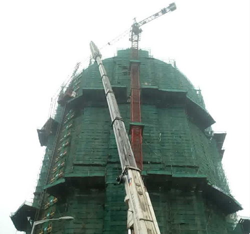 紫云吊车在工地上作业